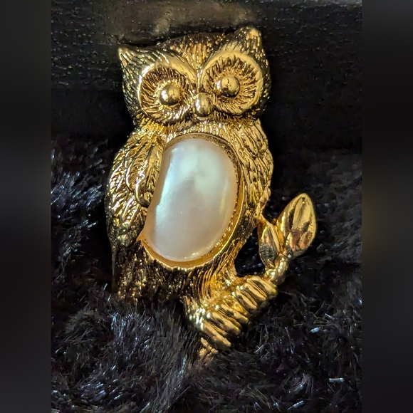 Avon 1994 Friendly Critters Tac Pin: Owl.  Gold-tone w/ faux pearl - Picture 2 of 5
